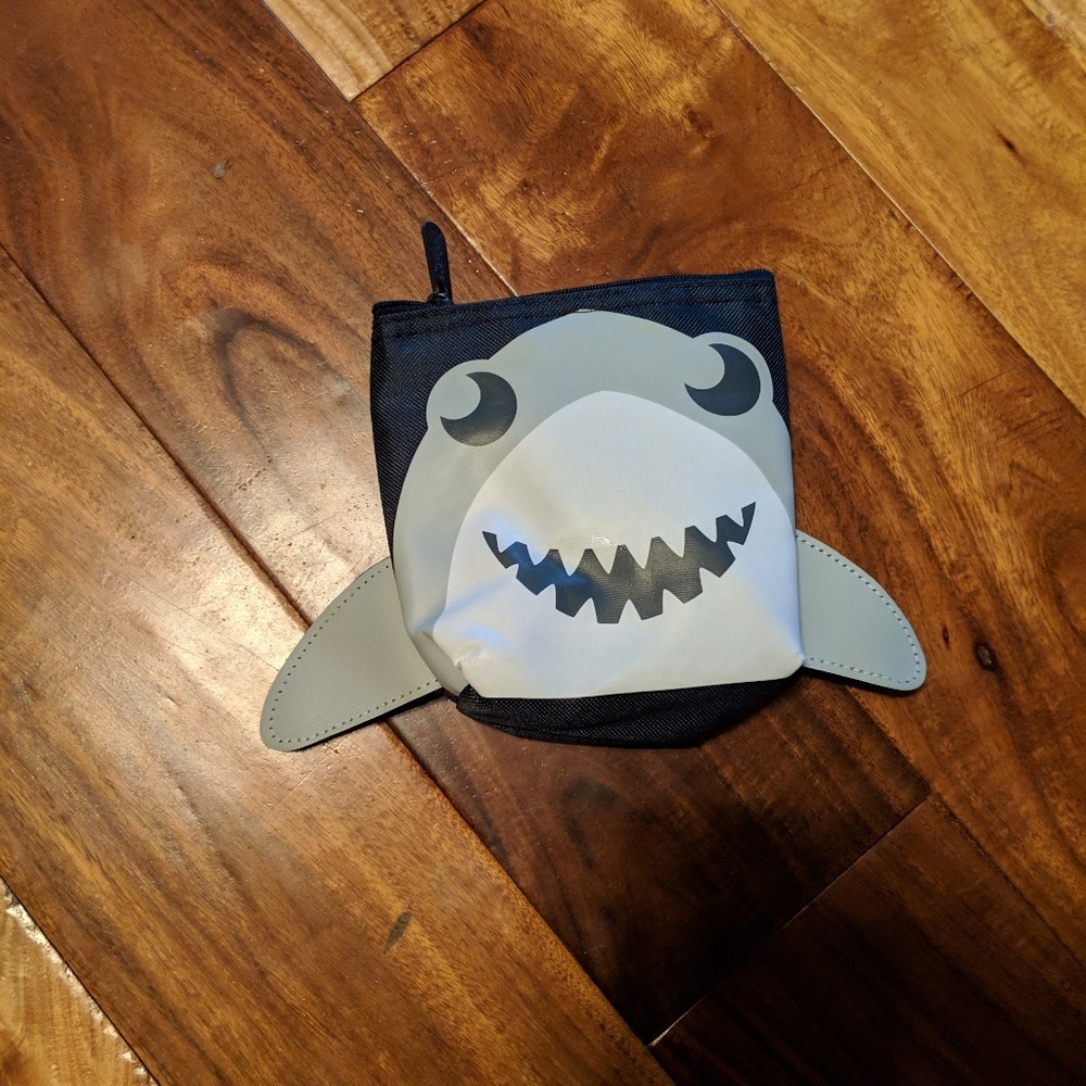 Thirty one cool Zip snacker, shark pattern